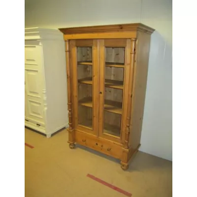 Schöner Vitrinenschrank aus Weichholz