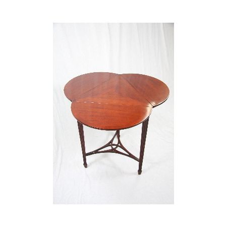 Kleeblattförmiger Klapptisch