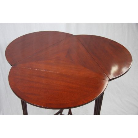 Kleeblattförmiger Klapptisch