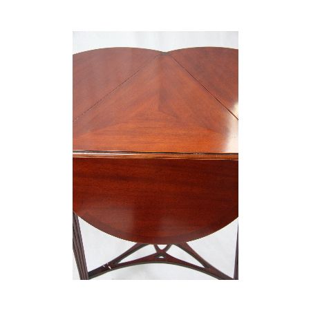 Kleeblattförmiger Klapptisch