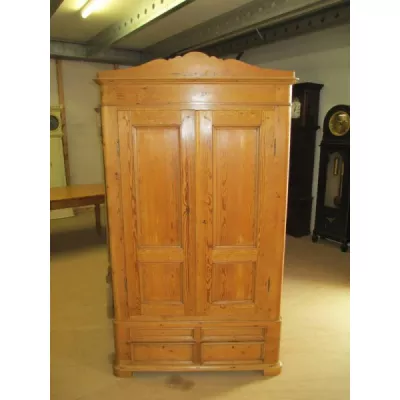 Massiver schöner Kleiderschrank