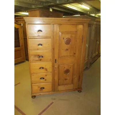 Antiker Schrank aus Weichholz