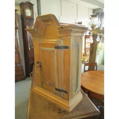 Kleiner Weichholzschrank antik