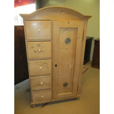 Schrank aus Weichholz