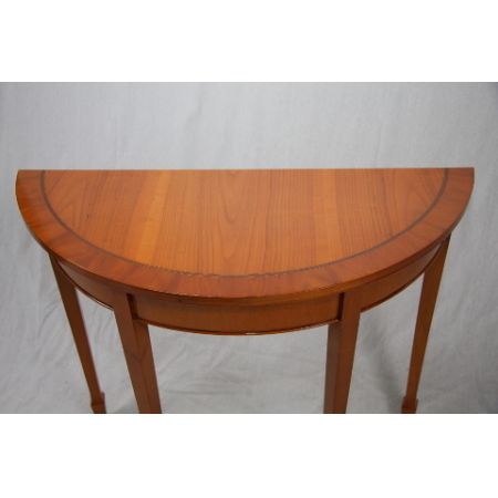 "Halltable" mit Halbmondkontur