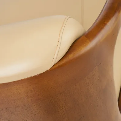 Weißer Sessel mit massivem Holzrahmen