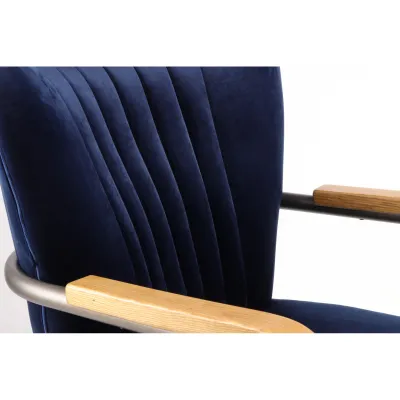 Samtsessel in Blau mit Metallgestell