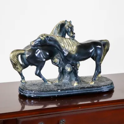 Dekorative Pferdeskulptur – Elegante Pferdefigur als stilvolle Wohnraumdekoration