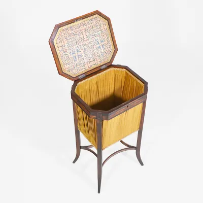 Antikes Nähtischchen