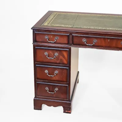 Pedestal Desk Schreibtisch mit neun Schubladen