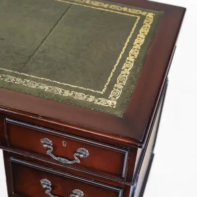 Pedestal Desk Schreibtisch mit neun Schubladen