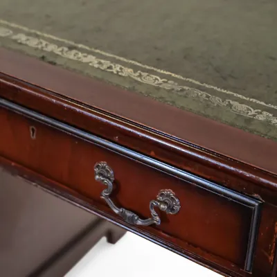 Pedestal Desk Schreibtisch mit neun Schubladen