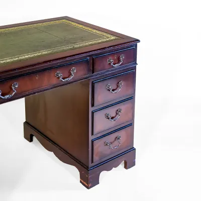 Pedestal Desk Schreibtisch mit neun Schubladen