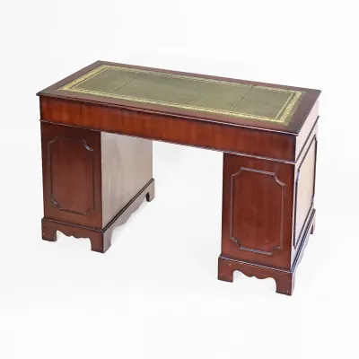 Pedestal Desk Schreibtisch mit neun Schubladen