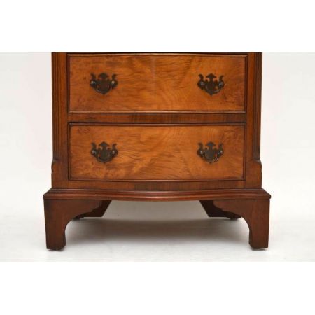 Kleiner antiker Burr Walnut Serpentine Fronted Chest of Drawers