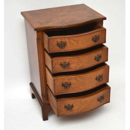 Kleiner antiker Burr Walnut Serpentine Fronted Chest of Drawers