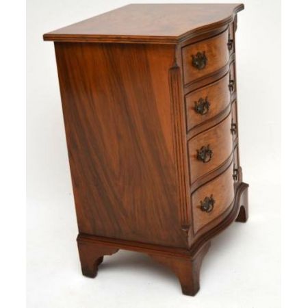 Kleiner antiker Burr Walnut Serpentine Fronted Chest of Drawers