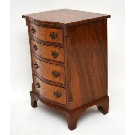 Kleiner antiker Burr Walnut Serpentine Fronted Chest of Drawers