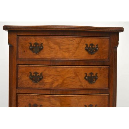 Kleiner antiker Burr Walnut Serpentine Fronted Chest of Drawers
