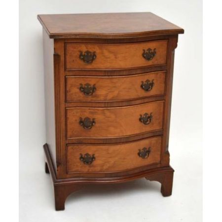 Kleiner antiker Burr Walnut Serpentine Fronted Chest of Drawers