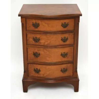 Kleiner antiker Burr Walnut Serpentine Fronted Chest of Drawers