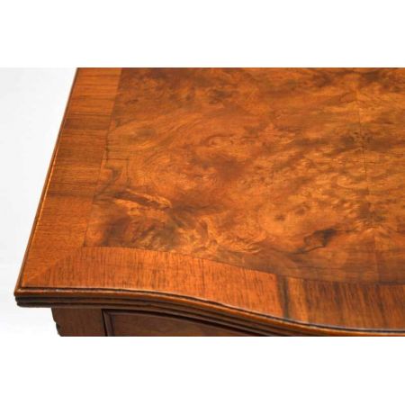 Kleiner antiker Burr Walnut Serpentine Fronted Chest of Drawers