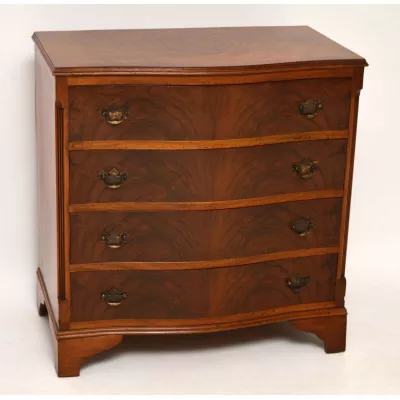 Antiker Serpentine Fronted Walnut Chest of Drawers