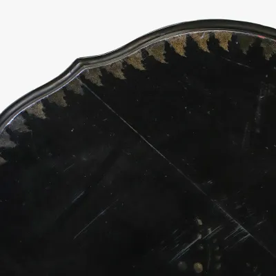 Schöner Beistelltisch mit goldenen Verzierungen, rund