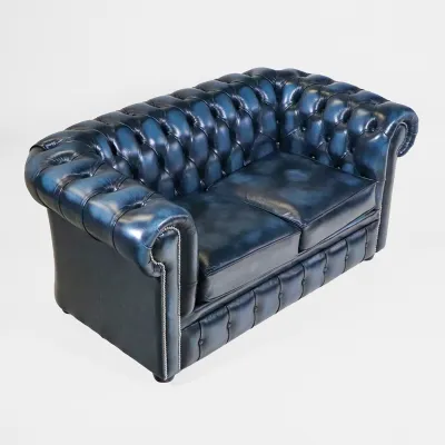 Original Chesterfield 2-Sitzer Ledersofa in Blau "London Classic" – Vintage Look & Handarbeit aus England - schnelle Lieferung