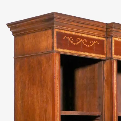 Klassisches Breakfront Open Bookcase in Mahagoni, traumhafte Intarsien