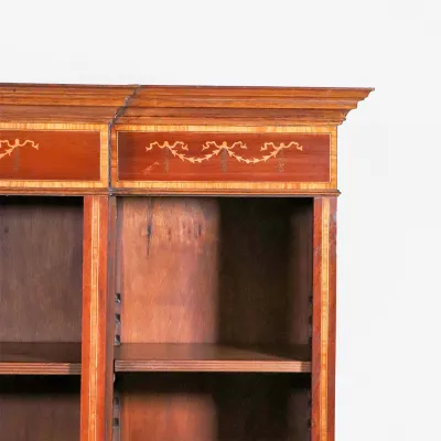 Klassisches Breakfront Open Bookcase in Mahagoni, traumhafte Intarsien