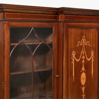 Englischer Bücherschrank mit Glastüren im George III Stil – Breakfront Bookcase aus Mahagoni
