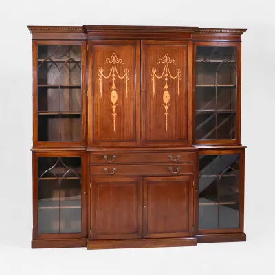 Englischer Bücherschrank mit Glastüren im George III Stil – Breakfront Bookcase aus Mahagoni