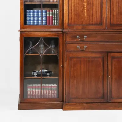 Englischer Bücherschrank mit Glastüren im George III Stil – Breakfront Bookcase aus Mahagoni