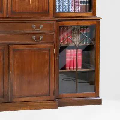 Englischer Bücherschrank mit Glastüren im George III Stil – Breakfront Bookcase aus Mahagoni