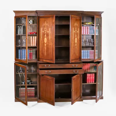 Englischer Bücherschrank mit Glastüren im George III Stil – Breakfront Bookcase aus Mahagoni