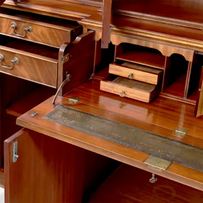 Englischer Bibliotheksschrank