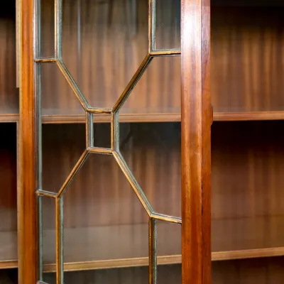 Englischer Bibliotheksschrank