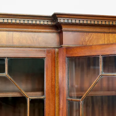 Englischer Bibliotheksschrank