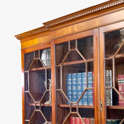 Englischer Bibliotheksschrank