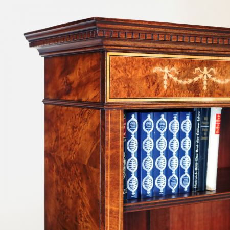 Offenes Bücherregal mit Satinholz Intarsien