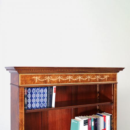 Offenes Bücherregal mit Satinholz Intarsien