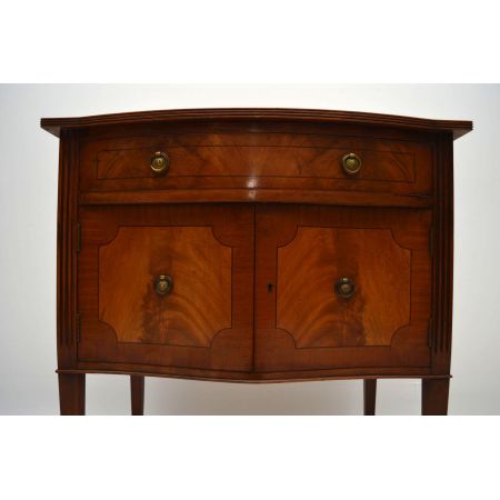 Antiker Mahagoni-Schrank auf Beinen