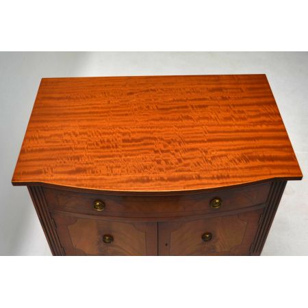 Antiker Mahagoni-Schrank auf Beinen