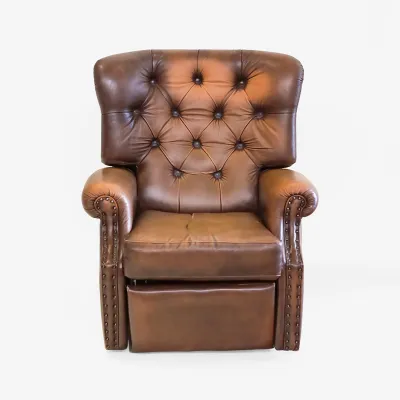 True Vintage Chesterfield Fernsehsessel aus braunem Rindsleder mit Relaxfunktion