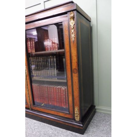 Antiker Bücherschrank aus dem 19. Jahrhundert