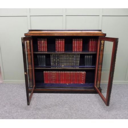 Antiker Bücherschrank aus dem 19. Jahrhundert