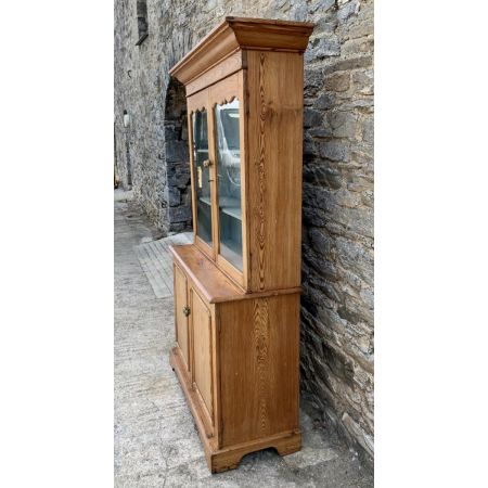 Antike glasierte Kommode