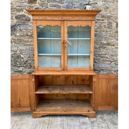 Antike glasierte Kommode