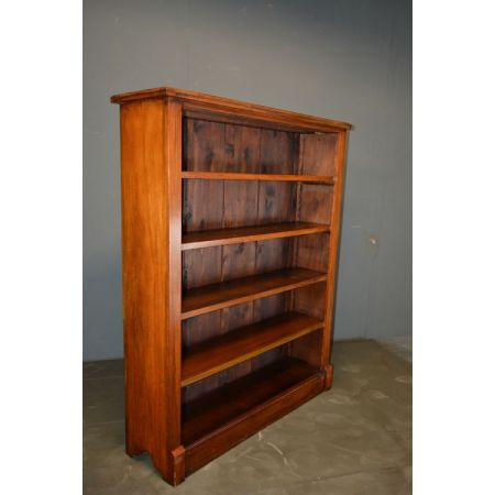 Offener antiker Bücherschrank